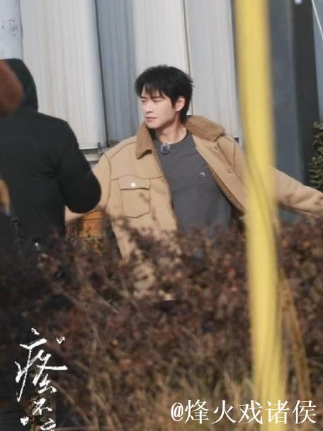 魏大勋在《周五晚高疯》中展现卓越控场能力,温情管理粉丝赢得好评 魏大勋在《周五晚高疯》中展现卓越控场能力,温情管理粉丝赢得好评